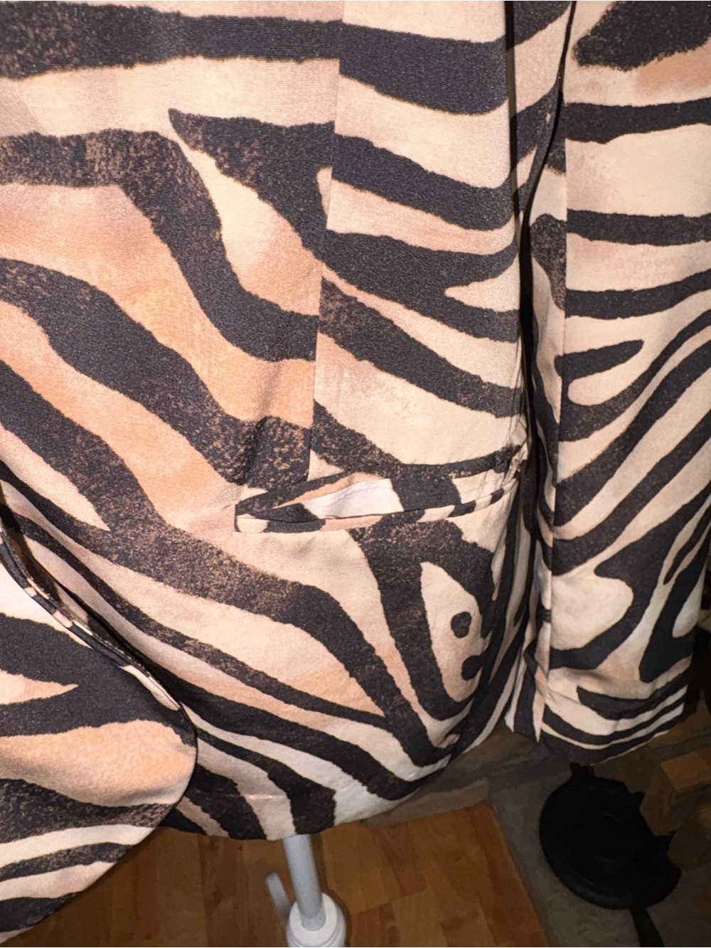 Chicos size 1 size medium black tan & gold zebra pattern jacket fully lined - Picture 3 of 9